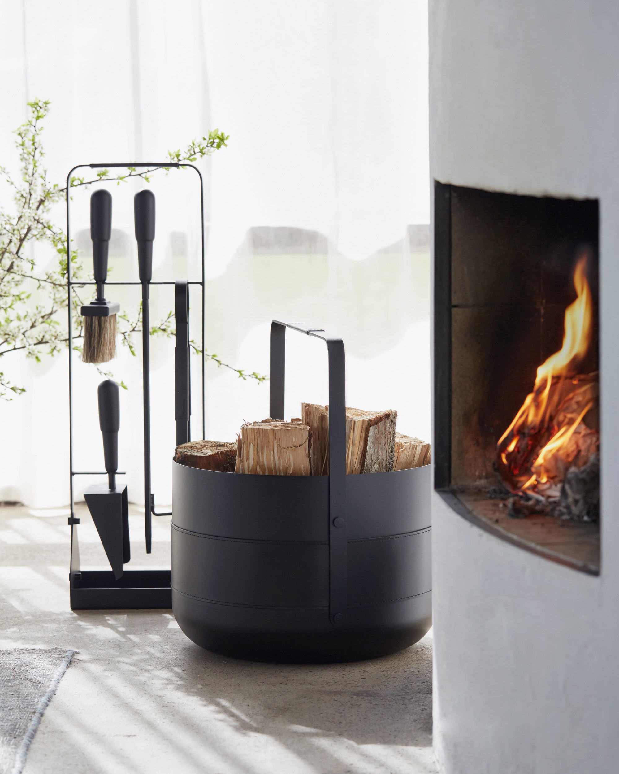 Eldvarm Emma Basket - Noir in a styled interior setting