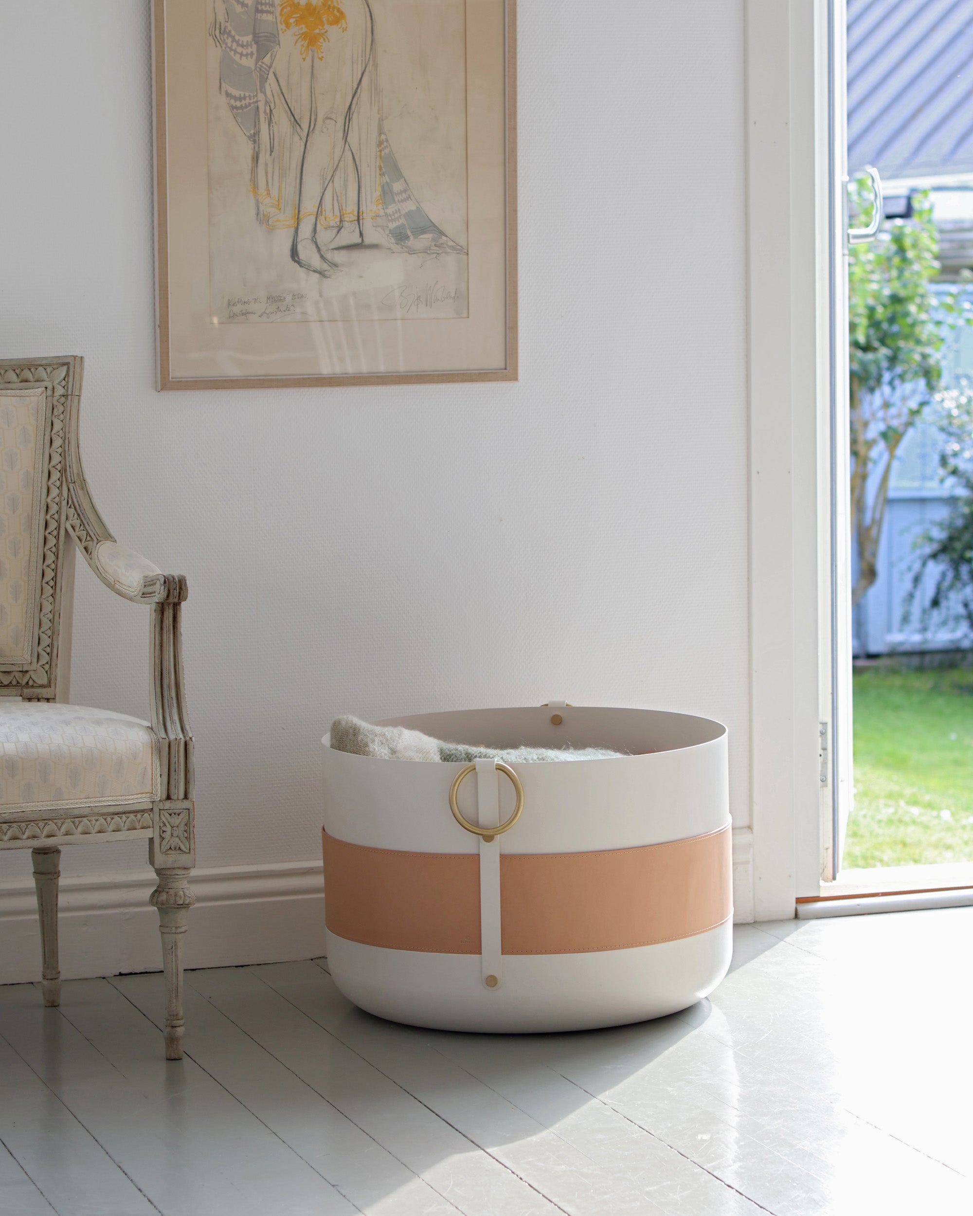 Eldvarm Emma Basket XL - Blanc in a styled interior setting