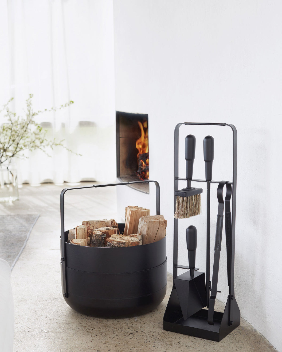 Eldvarm Emma Basket - Noir in a styled interior setting