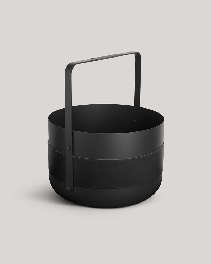 Eldvarm Emma Basket - Noir, firewood basket in powder-coated steel with leather handles and brass details