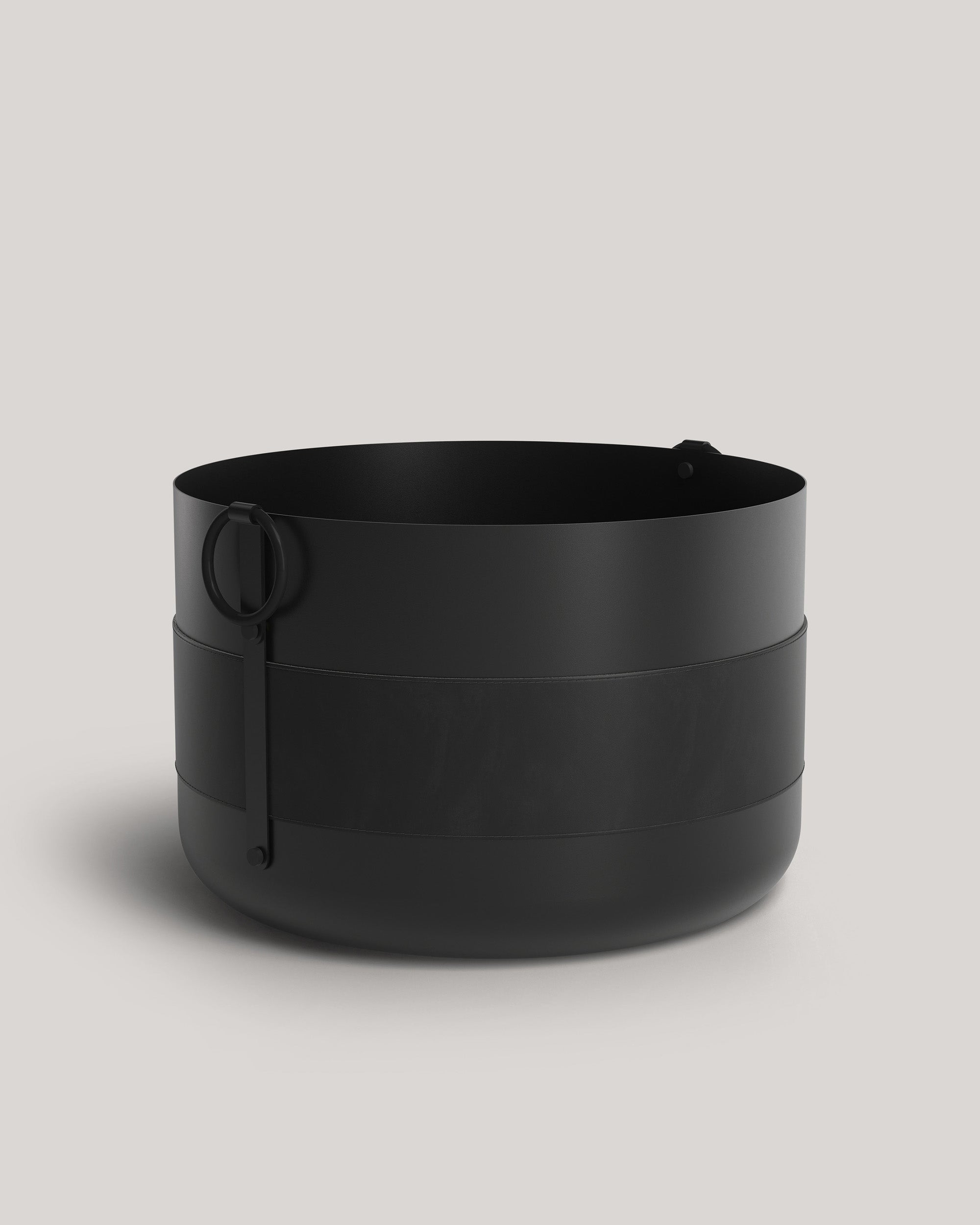 Eldvarm Emma Basket XL - Noir, large firewood basket in powder-coated steel with leather handles and brass details