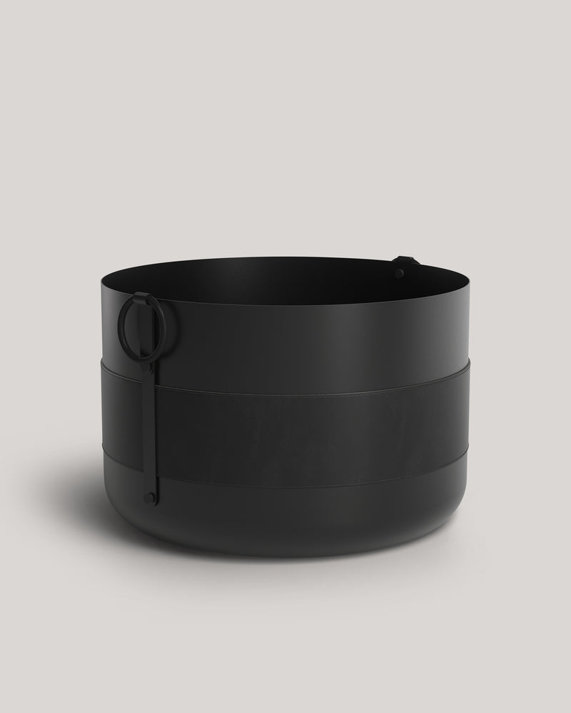 Eldvarm Emma Basket XL - Noir, large firewood basket in powder-coated steel with leather handles and brass details