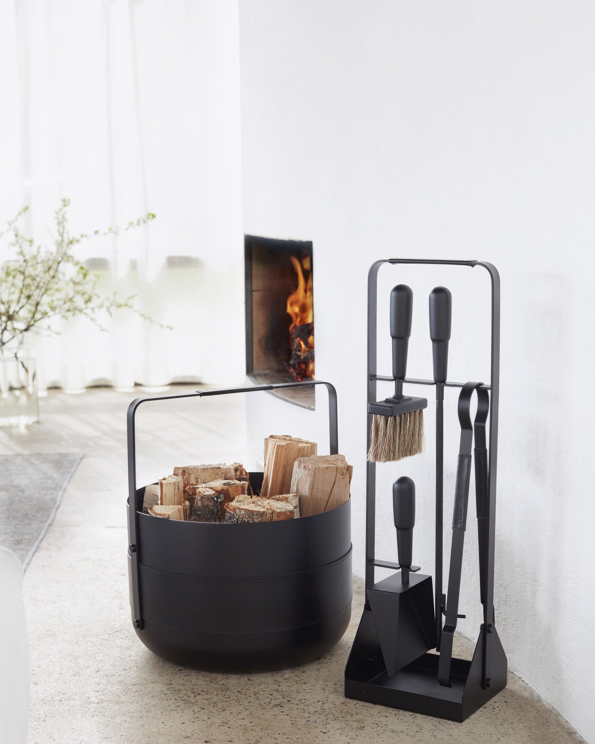 Eldvarm Emma Basket - Noir in a styled interior setting