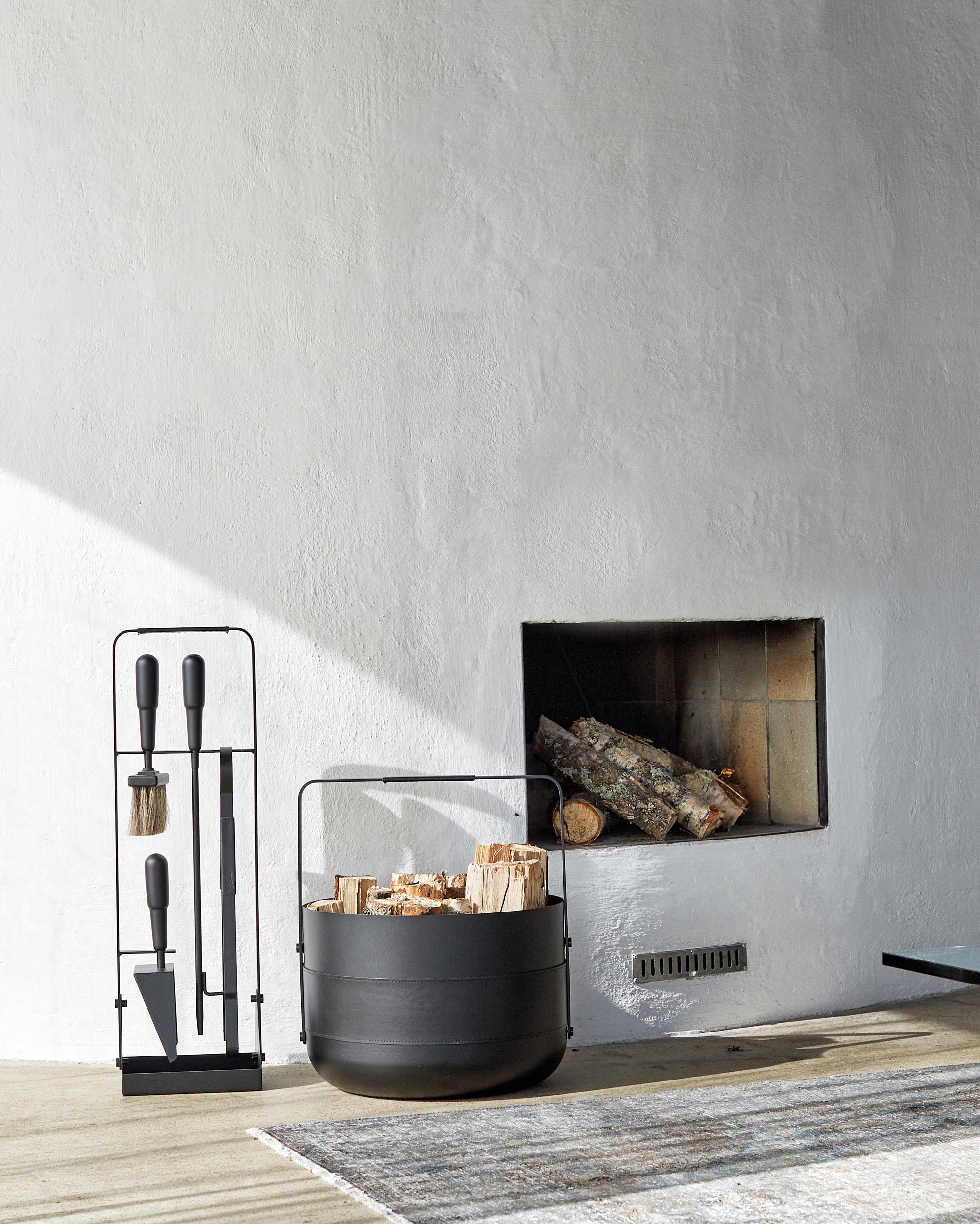 Eldvarm Emma Basket - Noir in a styled interior setting