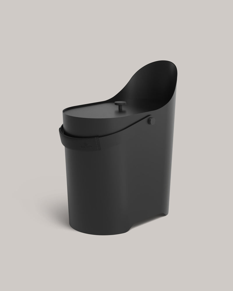 Eldvarm Tilda Kindling & Ash Bucket - Noir A, kindling and ash bucket in powder-coated steel with leather handle and brass details