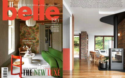 On the left the cover of the June/July issue of Belle magazine. On the right a photo of a modern home. Next to the fireplace is the Emma Basket in Noir.